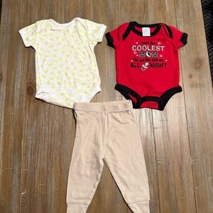 ✨2/$6✨ Baby boy onesies and pants